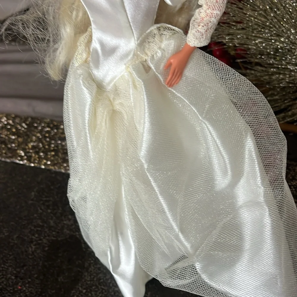 Vintage excellent condition, Barbie blushing bride blonde hair doll 1990s